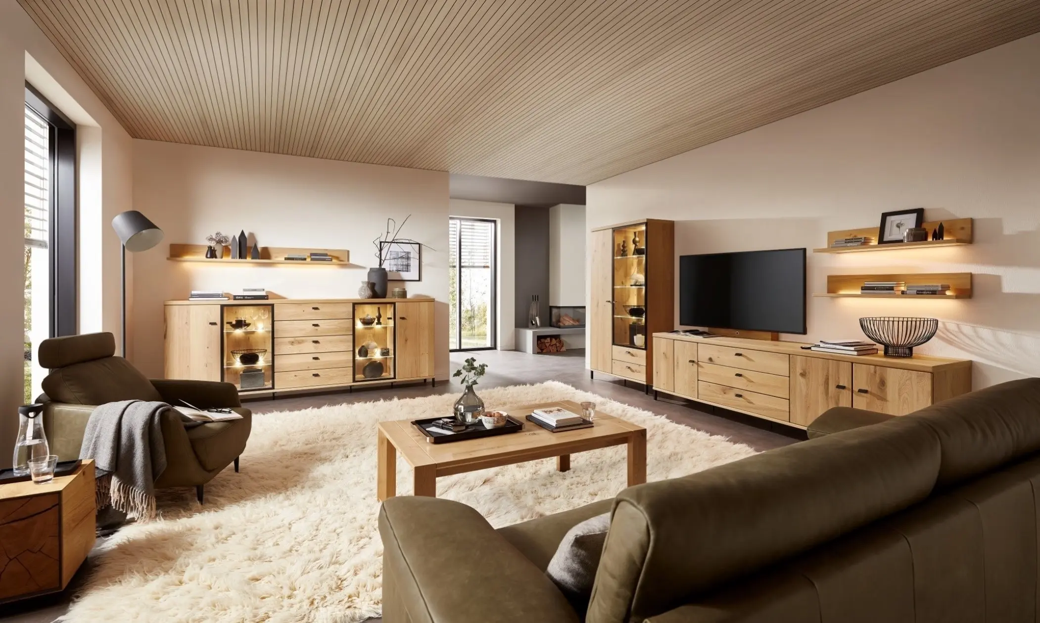 Teilmassive Wohnmöbel in Asteiche mit Kommode, Vitrine, Sideboard mit beleuchteten Holzregalen